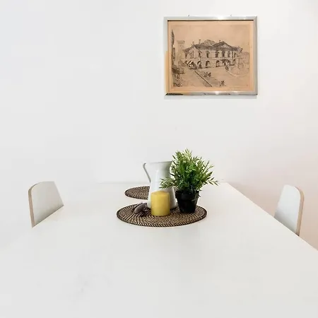 Hintown Spanish Walls Apartment *